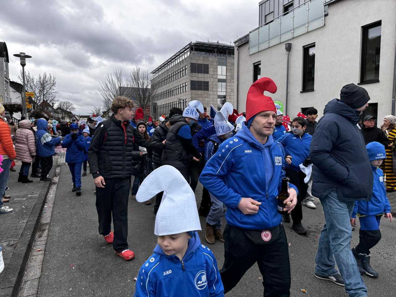 Helau Walldorfer Fastnachtsumzug närischer Lindwurm kleine und große Narren am Rathaus im Stadtteil Walldorf 2026