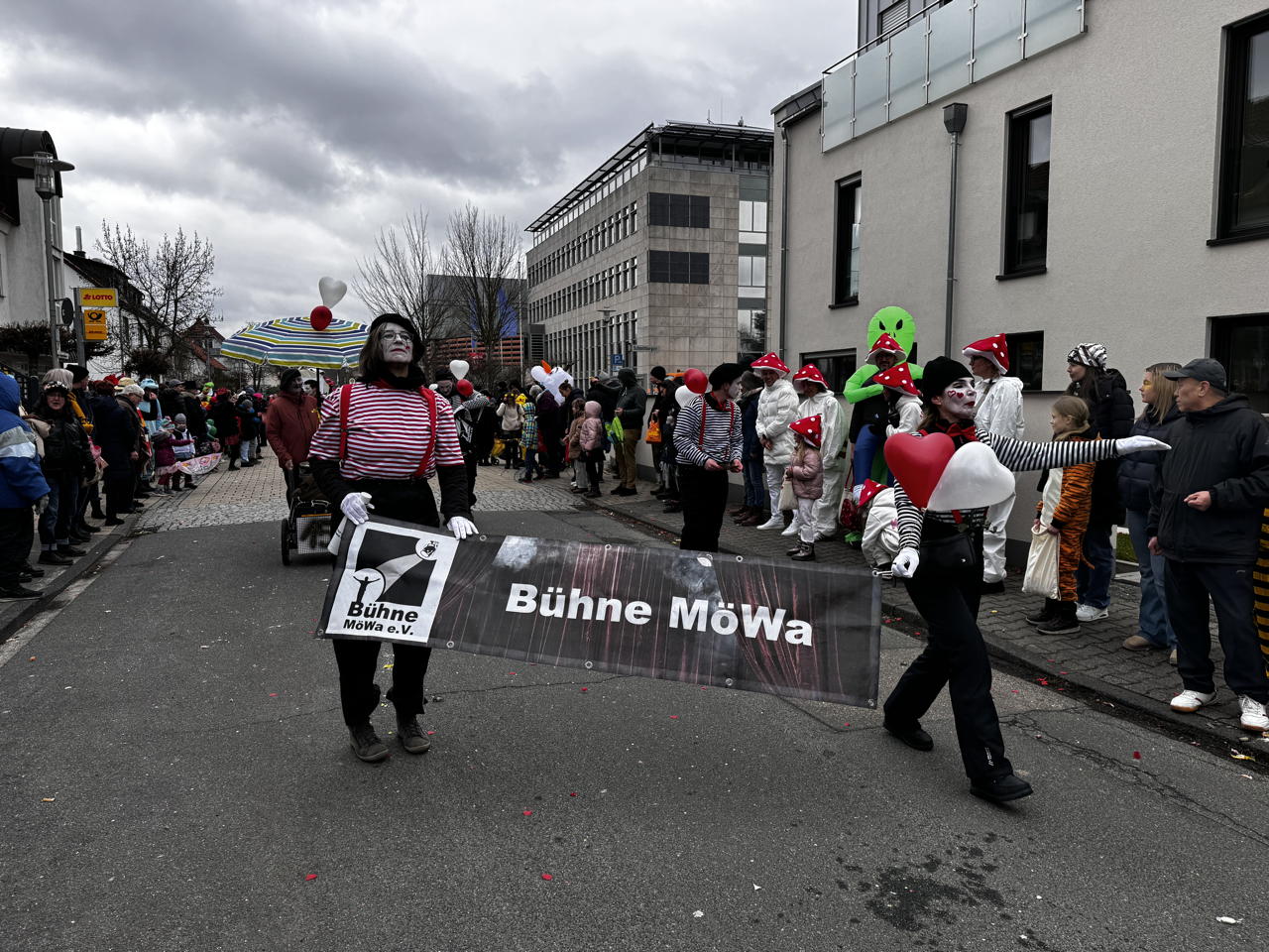 Helau Walldorfer Fastnachtsumzug närischer Lindwurm kleine und große Narren am Rathaus im Stadtteil Walldorf 2026