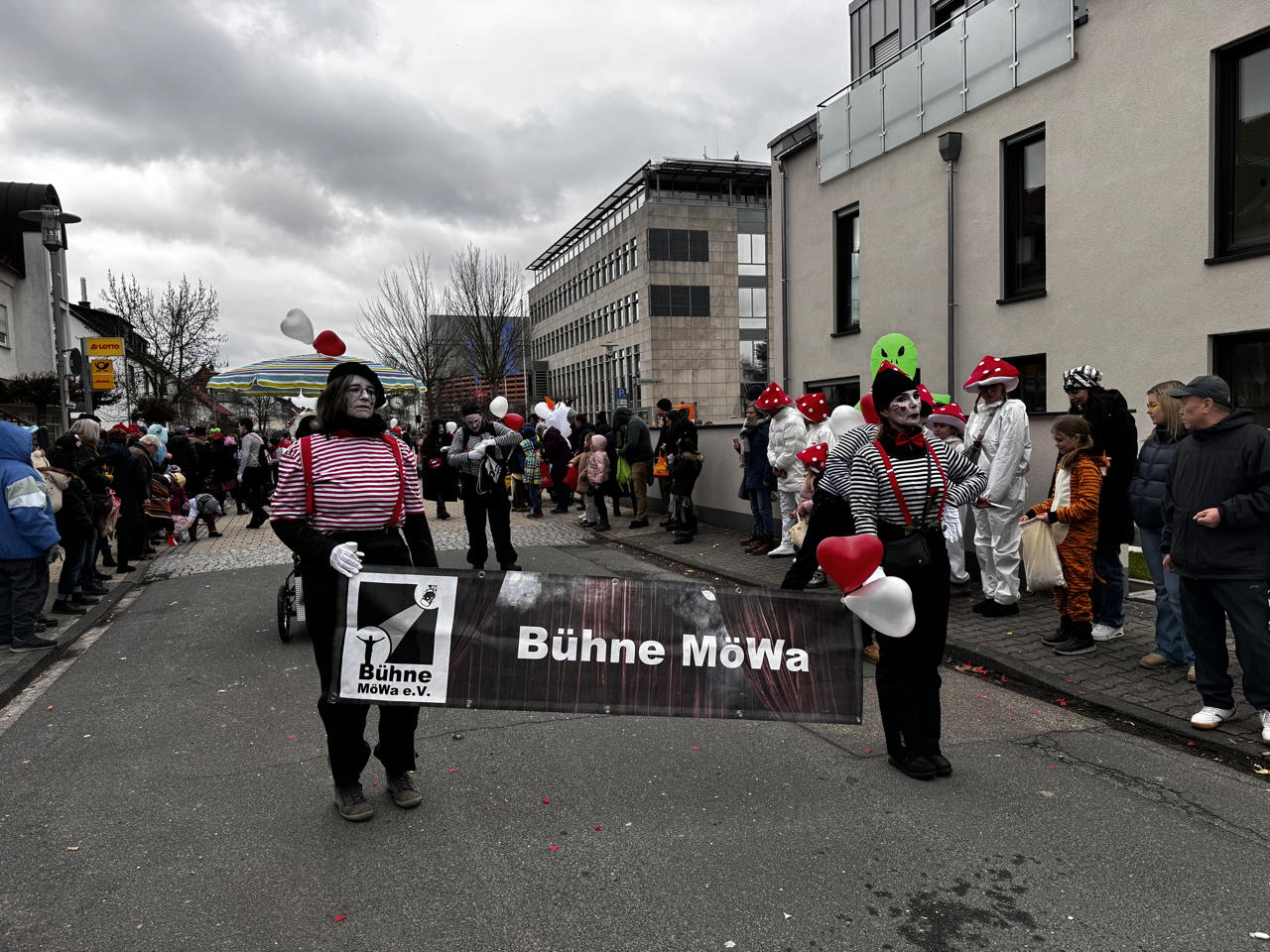 Helau Walldorfer Fastnachtsumzug närischer Lindwurm kleine und große Narren am Rathaus im Stadtteil Walldorf 2026