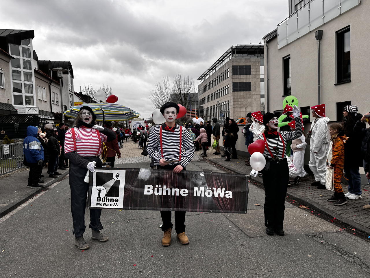 Helau Walldorfer Fastnachtsumzug närischer Lindwurm kleine und große Narren am Rathaus im Stadtteil Walldorf 2026