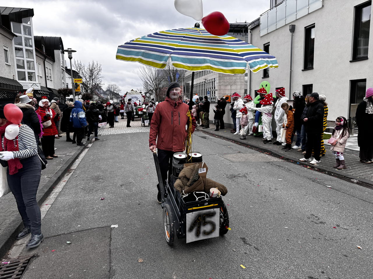 Helau Walldorfer Fastnachtsumzug närischer Lindwurm kleine und große Narren am Rathaus im Stadtteil Walldorf 2026
