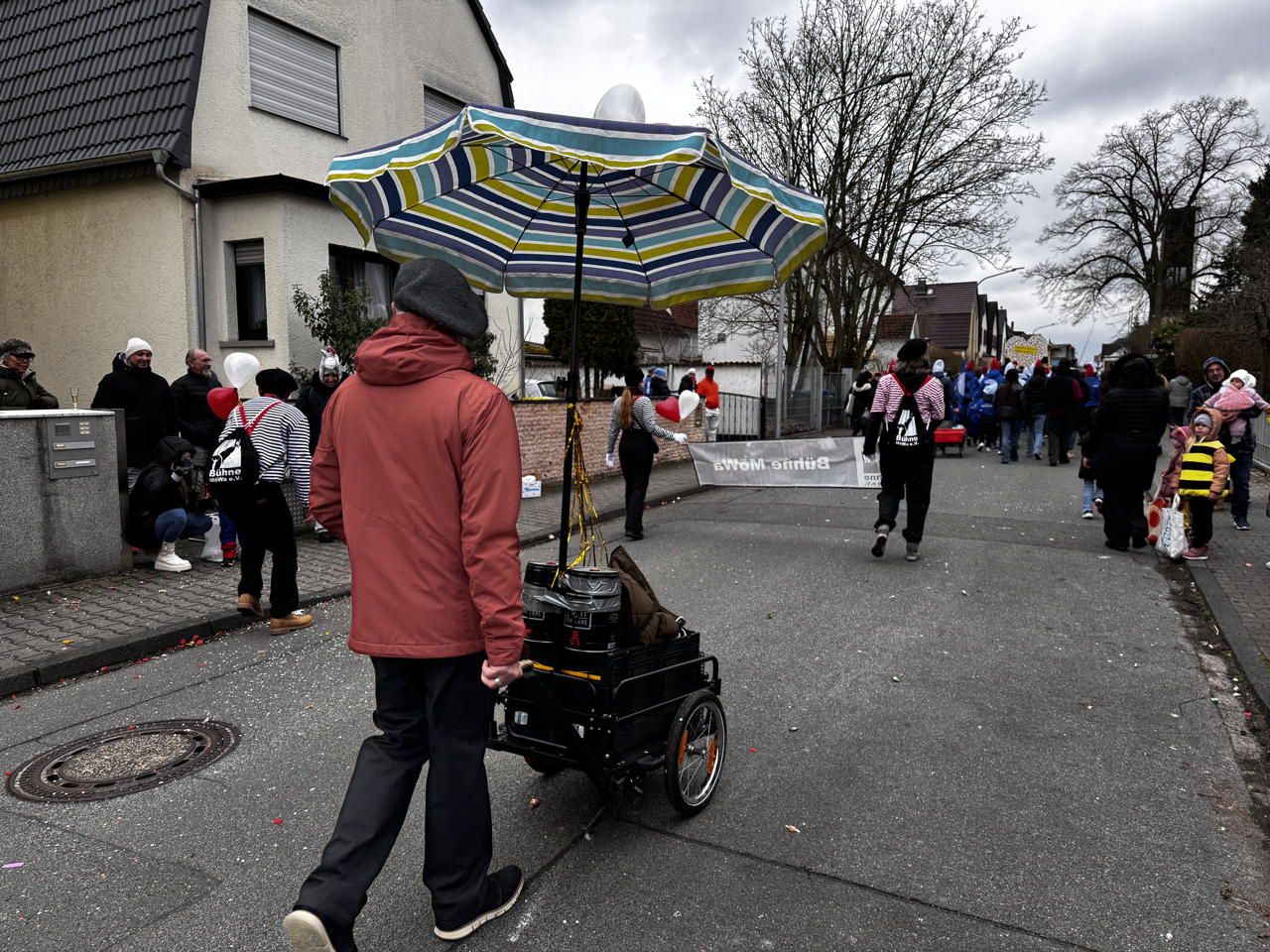 Helau Walldorfer Fastnachtsumzug närischer Lindwurm kleine und große Narren am Rathaus im Stadtteil Walldorf 2026