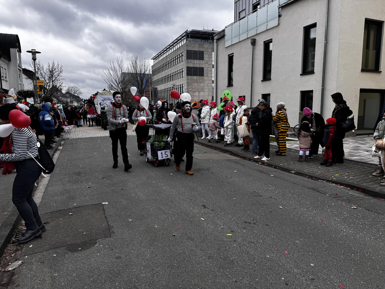Helau Walldorfer Fastnachtsumzug närischer Lindwurm kleine und große Narren am Rathaus im Stadtteil Walldorf 2026