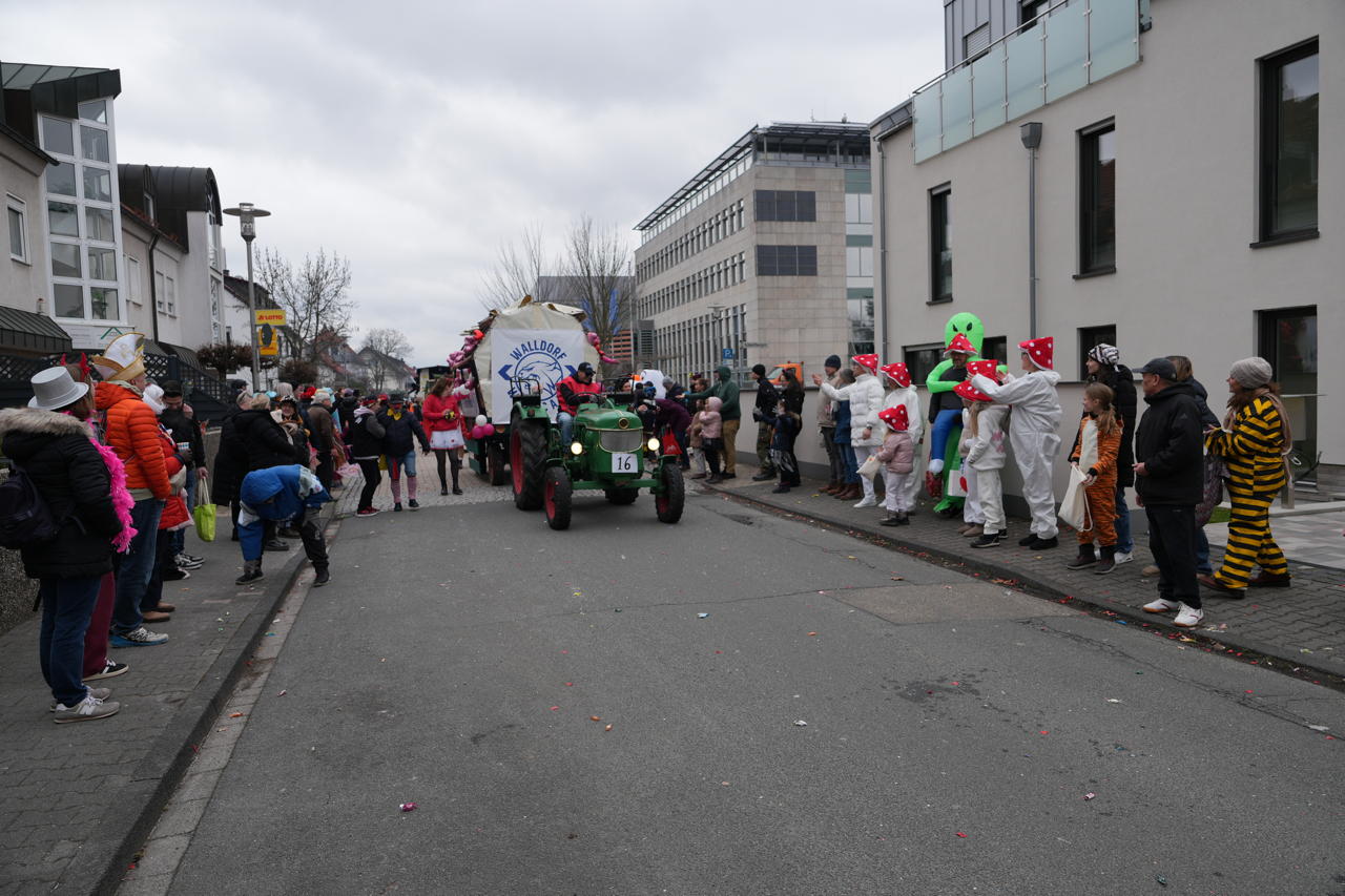 Helau Walldorfer Fastnachtsumzug närischer Lindwurm kleine und große Narren am Rathaus im Stadtteil Walldorf 2026