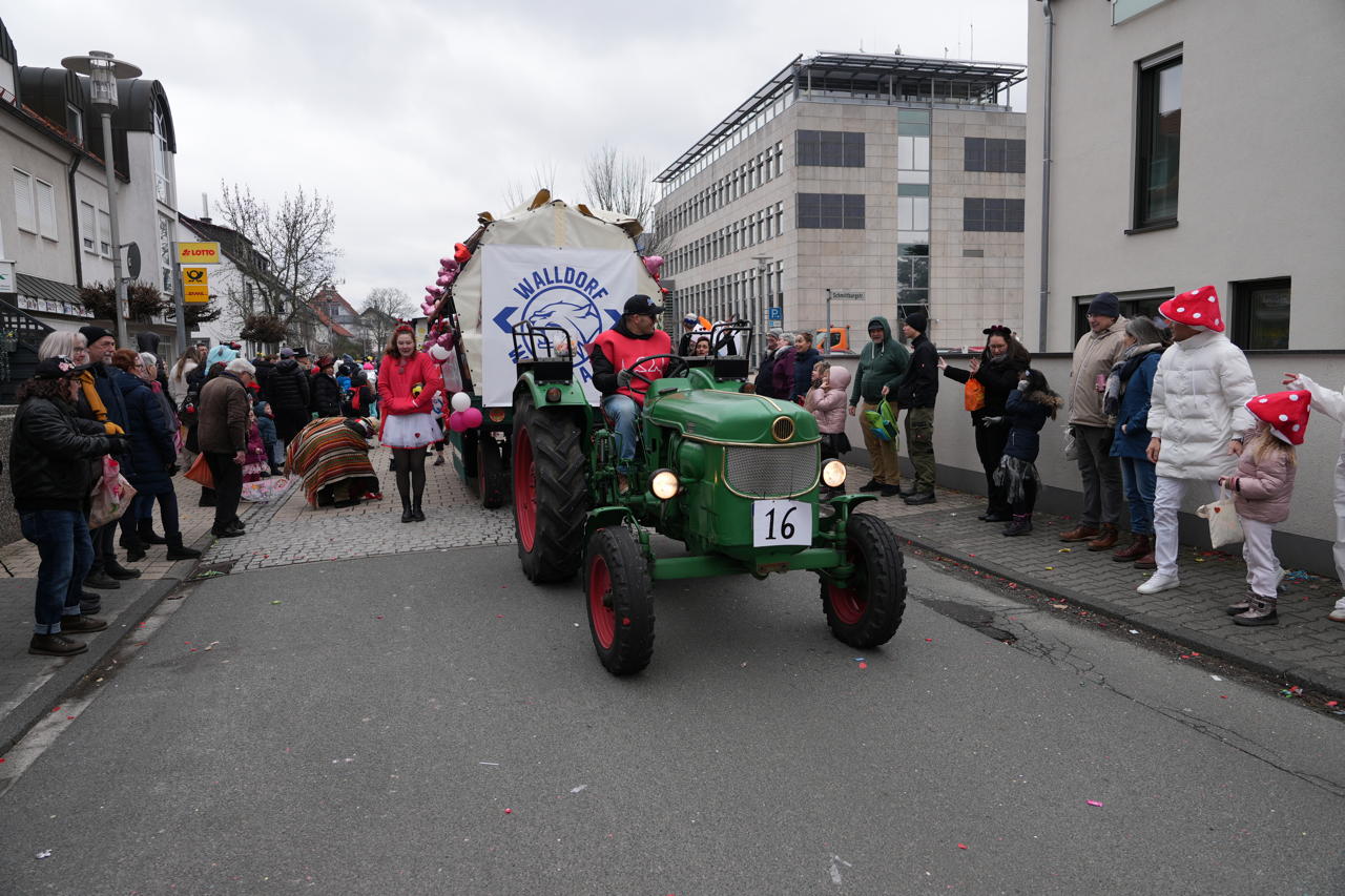 ? Helau Walldorfer Fastnachtsumzug närischer Lindwurm kleine und große Narren am Rathaus im Stadtteil Walldorf 2026