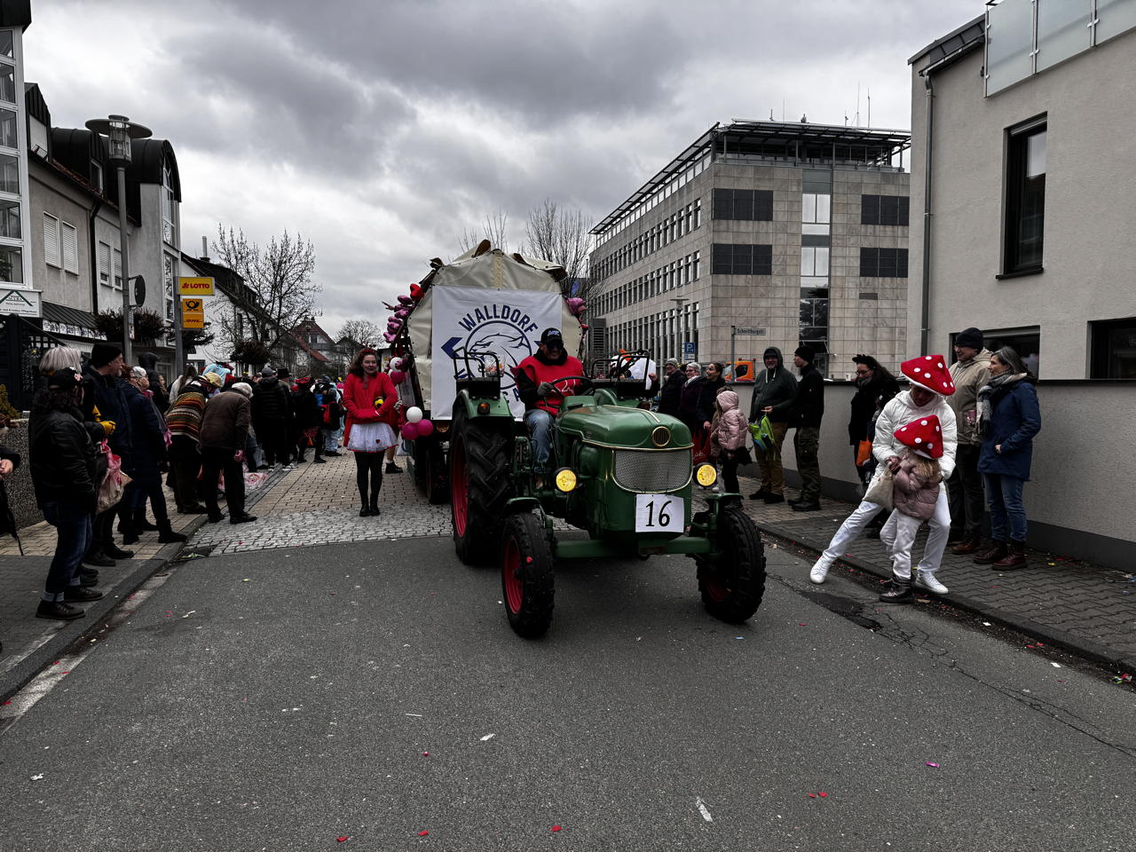 ? Helau Walldorfer Fastnachtsumzug närischer Lindwurm kleine und große Narren am Rathaus im Stadtteil Walldorf 2026