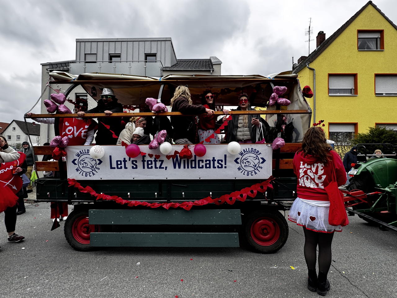 ? Helau Walldorfer Fastnachtsumzug närischer Lindwurm kleine und große Narren am Rathaus im Stadtteil Walldorf 2026