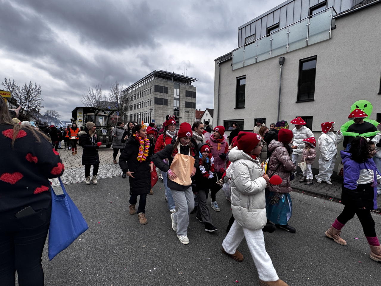 ? Helau Walldorfer Fastnachtsumzug närischer Lindwurm kleine und große Narren am Rathaus im Stadtteil Walldorf 2026