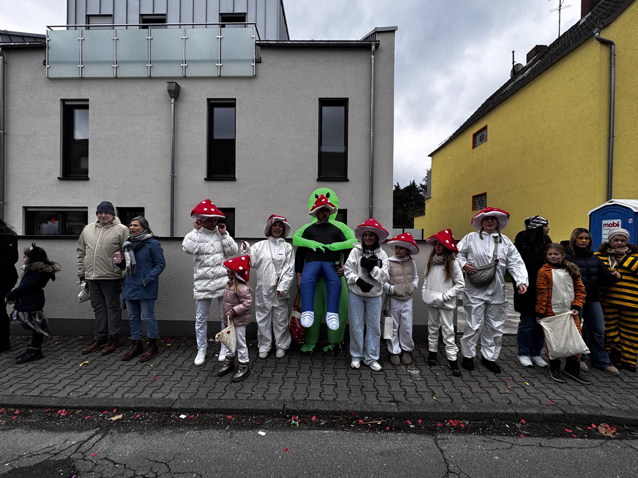 ? Helau Walldorfer Fastnachtsumzug närischer Lindwurm kleine und große Narren am Rathaus im Stadtteil Walldorf 2026