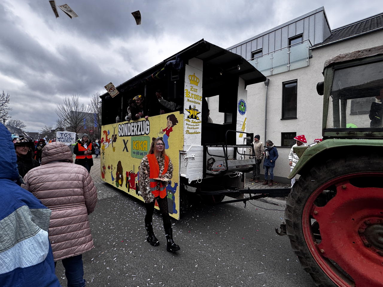 ? Helau Walldorfer Fastnachtsumzug närischer Lindwurm kleine und große Narren am Rathaus im Stadtteil Walldorf 2026