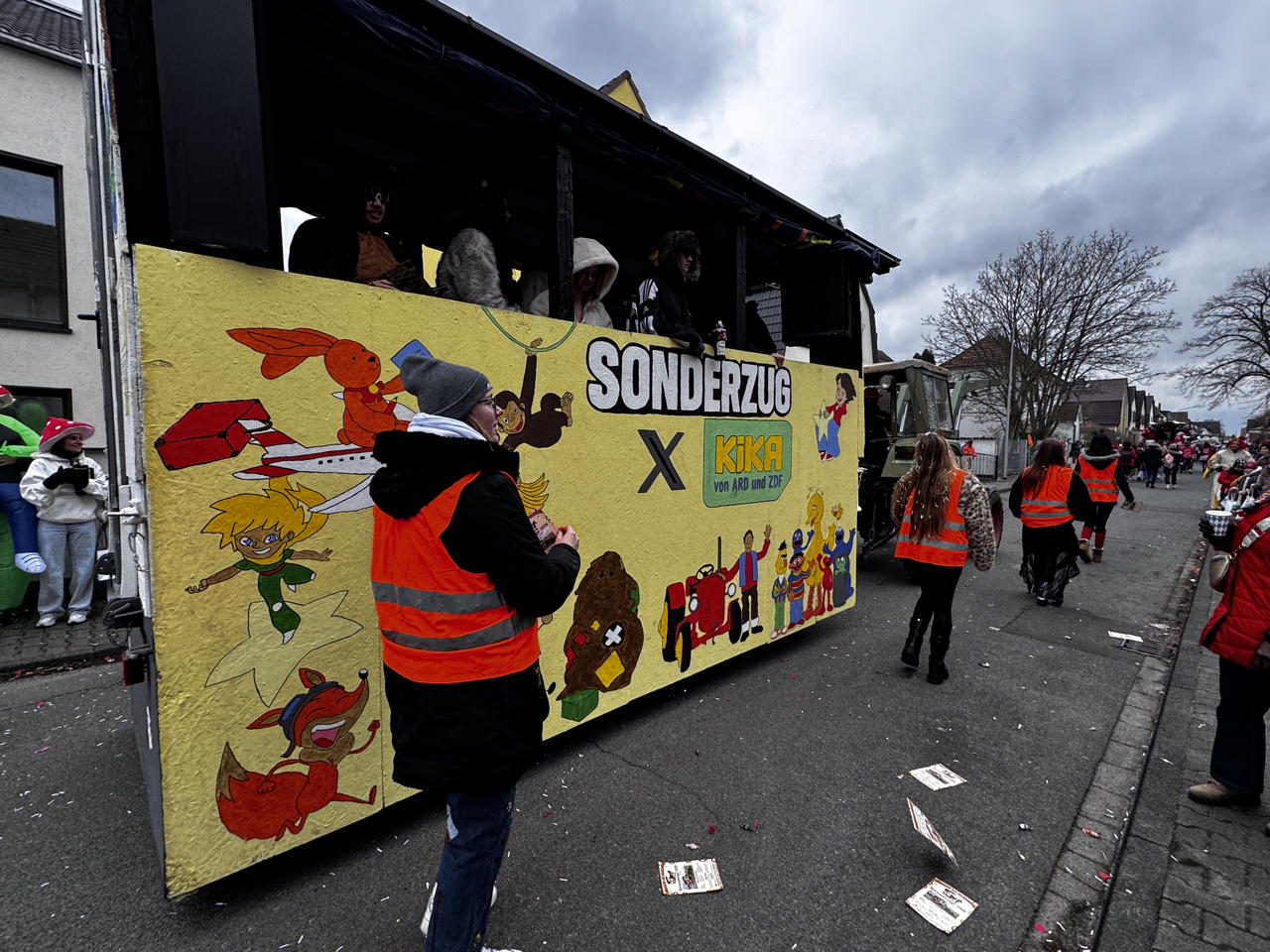 ? Helau Walldorfer Fastnachtsumzug närischer Lindwurm kleine und große Narren am Rathaus im Stadtteil Walldorf 2026