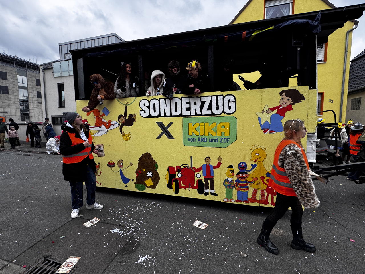 ? Helau Walldorfer Fastnachtsumzug närischer Lindwurm kleine und große Narren am Rathaus im Stadtteil Walldorf 2026