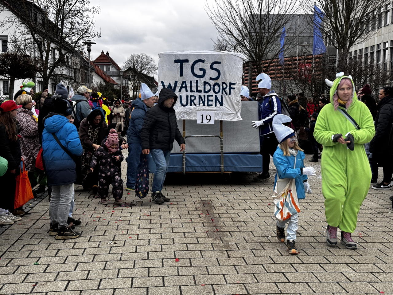 ? Helau Walldorfer Fastnachtsumzug närischer Lindwurm kleine und große Narren am Rathaus im Stadtteil Walldorf 2026