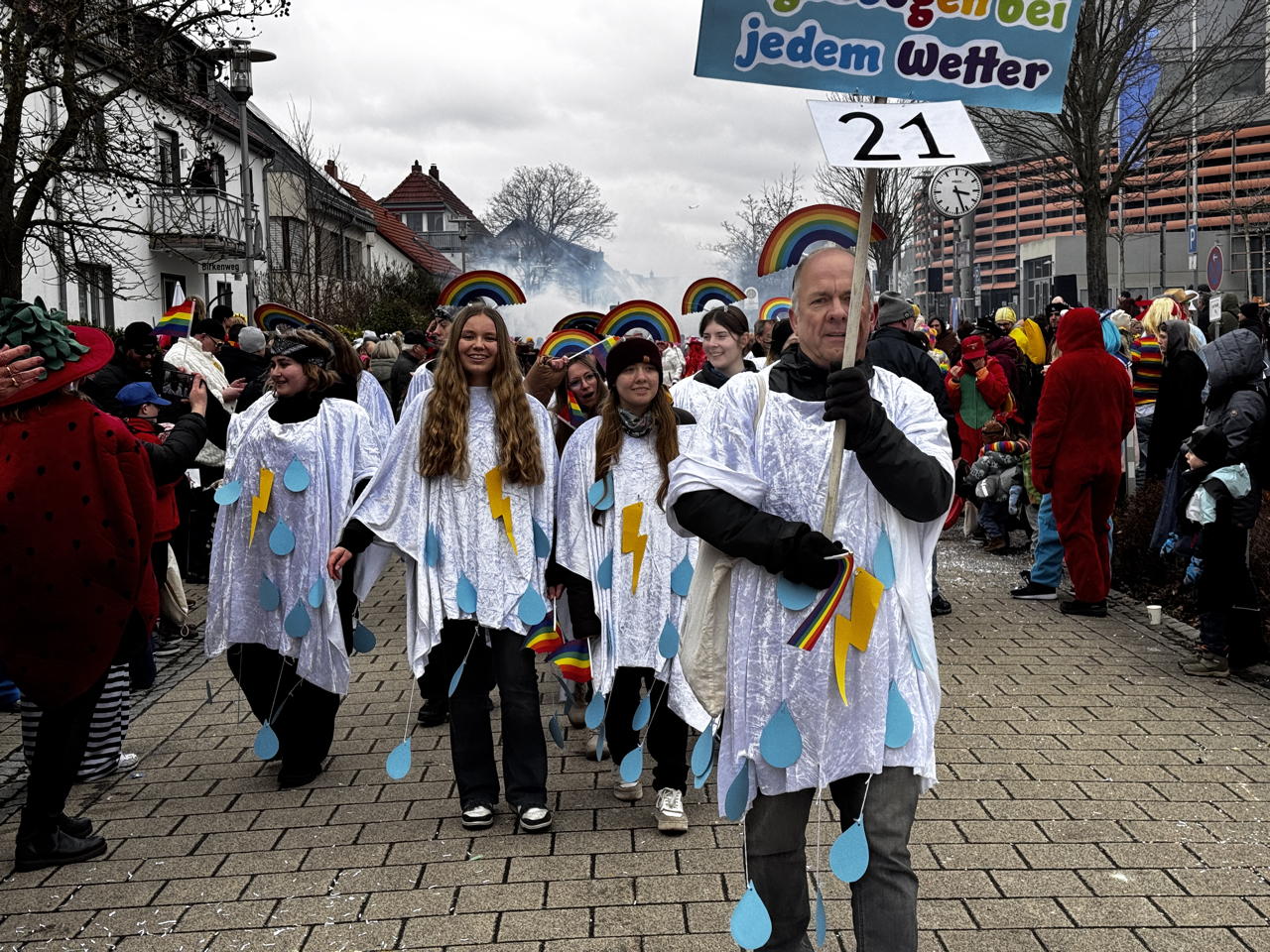 ? Helau Walldorfer Fastnachtsumzug närischer Lindwurm kleine und große Narren am Rathaus im Stadtteil Walldorf 2026