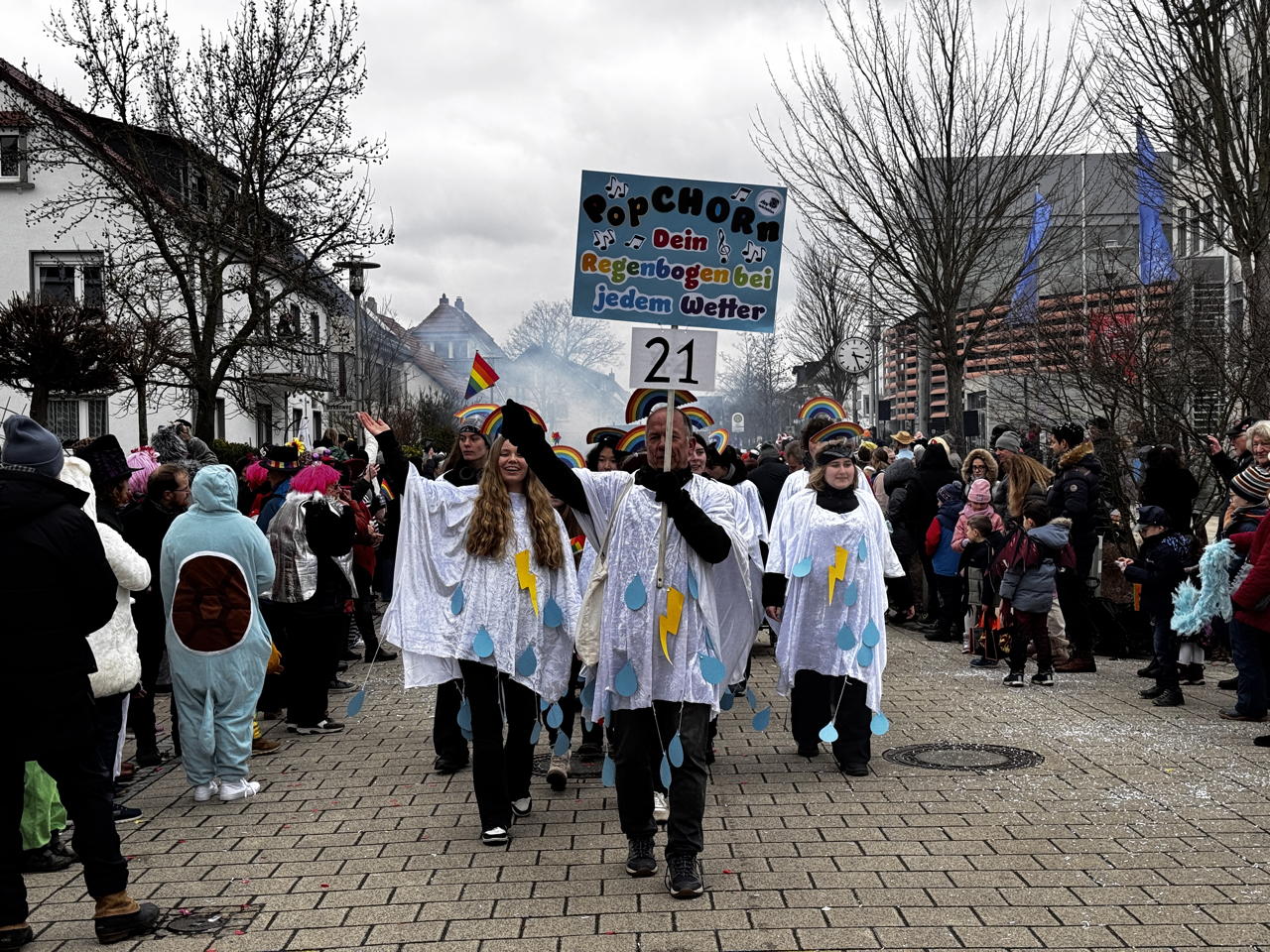 ? Helau Walldorfer Fastnachtsumzug närischer Lindwurm kleine und große Narren am Rathaus im Stadtteil Walldorf 2026