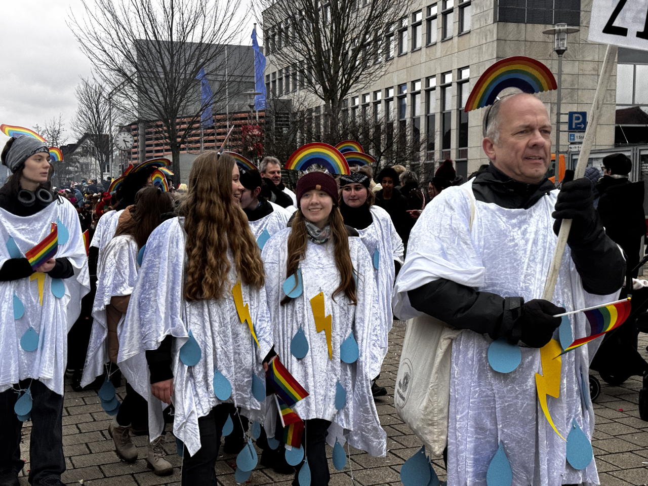 ? Helau Walldorfer Fastnachtsumzug närischer Lindwurm kleine und große Narren am Rathaus im Stadtteil Walldorf 2026