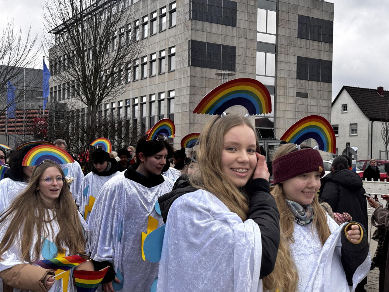 ? Helau Walldorfer Fastnachtsumzug närischer Lindwurm kleine und große Narren am Rathaus im Stadtteil Walldorf 2026