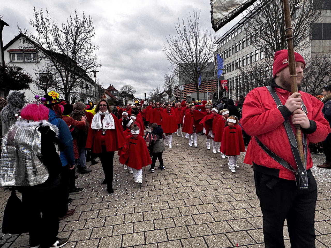 ? Helau Walldorfer Fastnachtsumzug närischer Lindwurm kleine und große Narren am Rathaus im Stadtteil Walldorf 2026