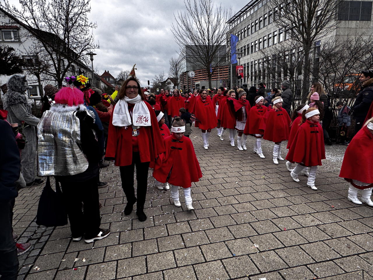 ? Helau Walldorfer Fastnachtsumzug närischer Lindwurm kleine und große Narren am Rathaus im Stadtteil Walldorf 2026