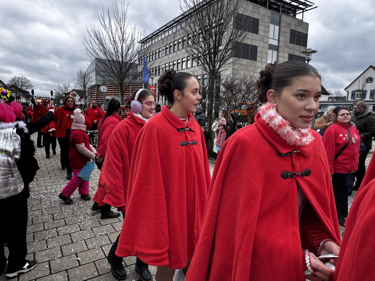 ? Helau Walldorfer Fastnachtsumzug närischer Lindwurm kleine und große Narren am Rathaus im Stadtteil Walldorf 2026