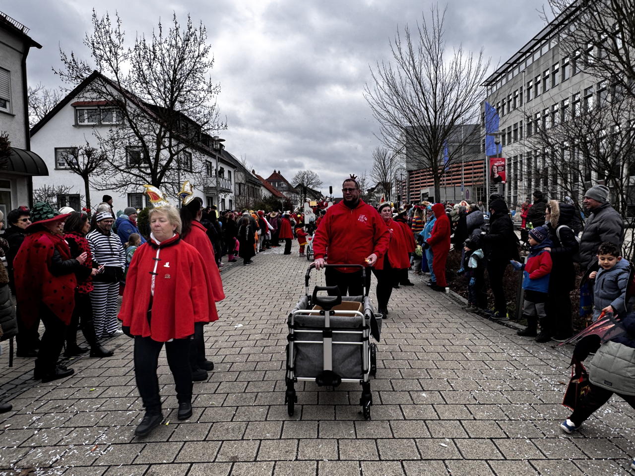 ? Helau Walldorfer Fastnachtsumzug närischer Lindwurm kleine und große Narren am Rathaus im Stadtteil Walldorf 2026