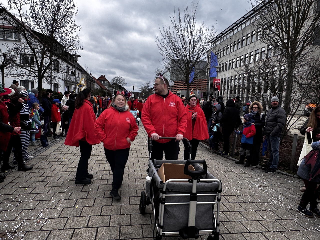 ? Helau Walldorfer Fastnachtsumzug närischer Lindwurm kleine und große Narren am Rathaus im Stadtteil Walldorf 2026