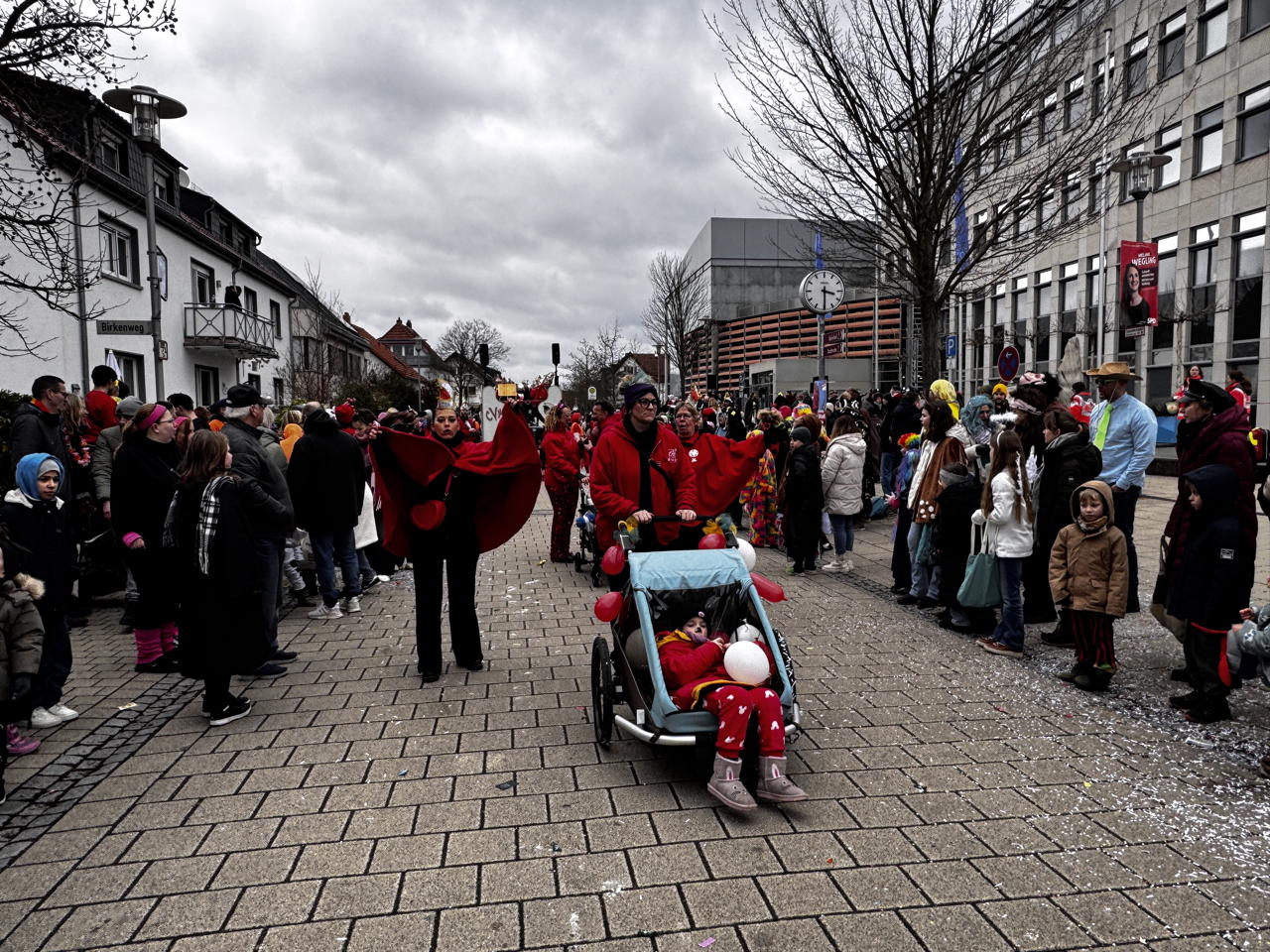 ? Helau Walldorfer Fastnachtsumzug närischer Lindwurm kleine und große Narren am Rathaus im Stadtteil Walldorf 2026
