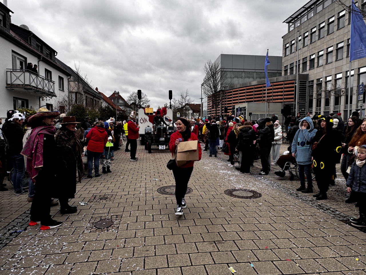 ? Helau Walldorfer Fastnachtsumzug närischer Lindwurm kleine und große Narren am Rathaus im Stadtteil Walldorf 2026