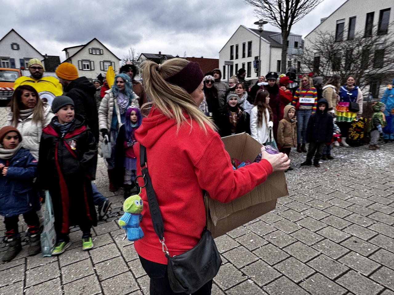 ? Helau Walldorfer Fastnachtsumzug närischer Lindwurm kleine und große Narren am Rathaus im Stadtteil Walldorf 2026