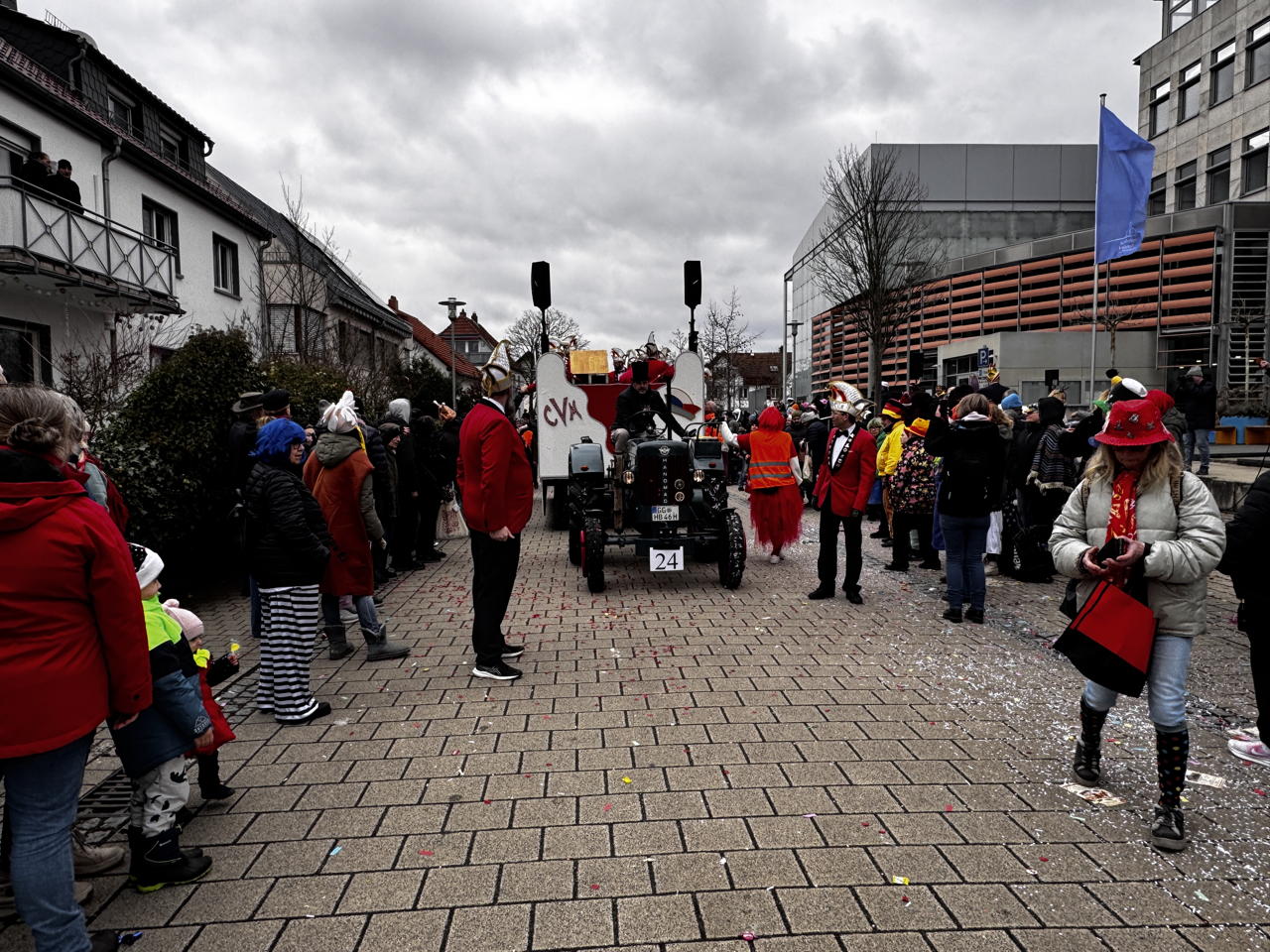 Helau Walldorfer Fastnachtsumzug närischer Lindwurm kleine und große Narren am Rathaus im Stadtteil Walldorf 2026