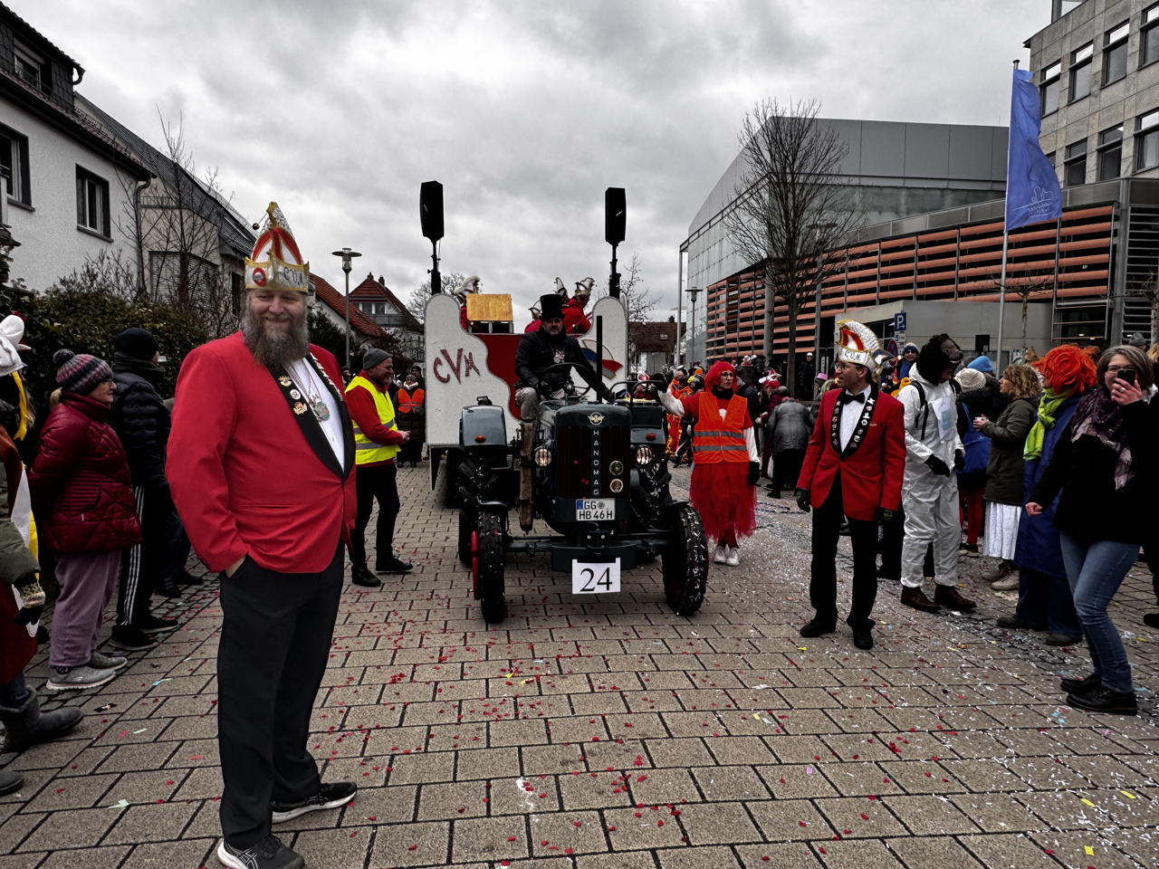 Helau Walldorfer Fastnachtsumzug närischer Lindwurm kleine und große Narren am Rathaus im Stadtteil Walldorf 2026