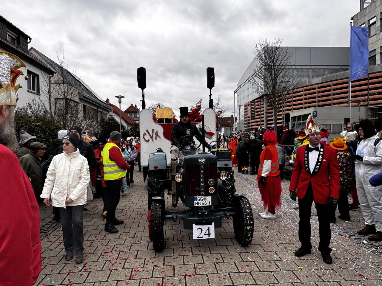 Helau Walldorfer Fastnachtsumzug närischer Lindwurm kleine und große Narren am Rathaus im Stadtteil Walldorf 2026