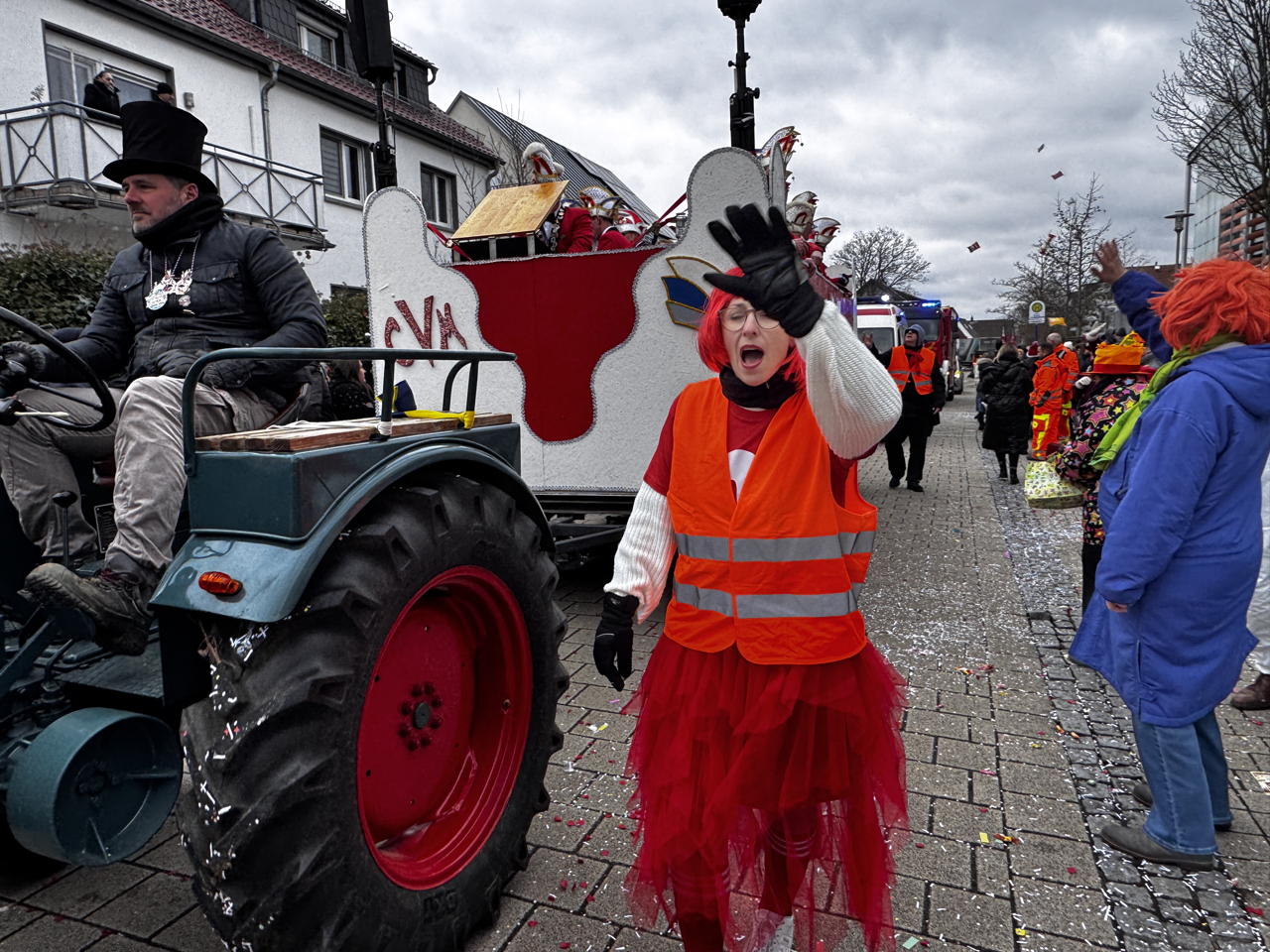 Helau Walldorfer Fastnachtsumzug närischer Lindwurm kleine und große Narren am Rathaus im Stadtteil Walldorf 2026