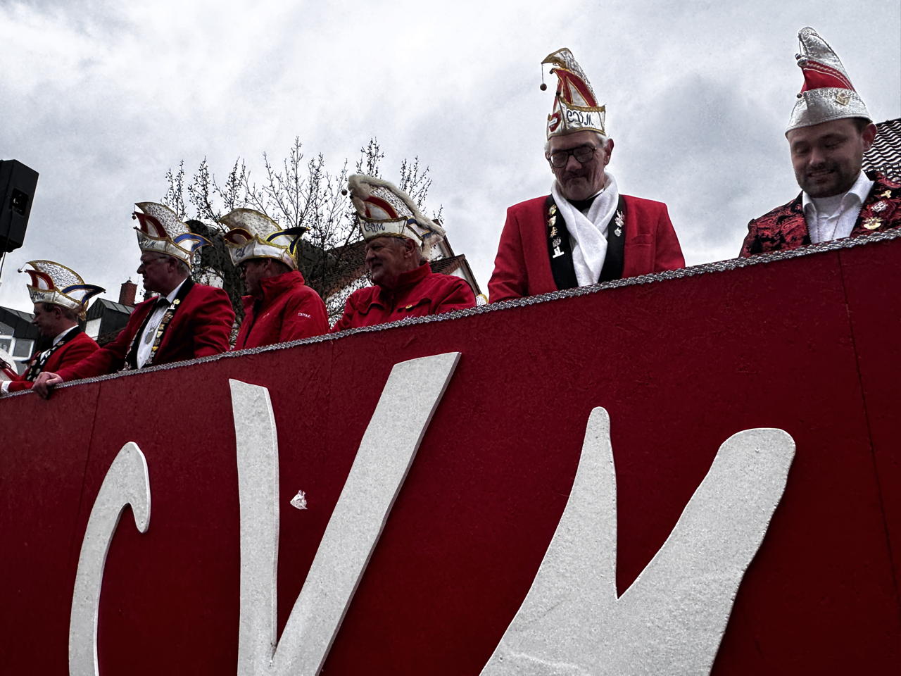 Helau Walldorfer Fastnachtsumzug närischer Lindwurm kleine und große Narren am Rathaus im Stadtteil Walldorf 2026