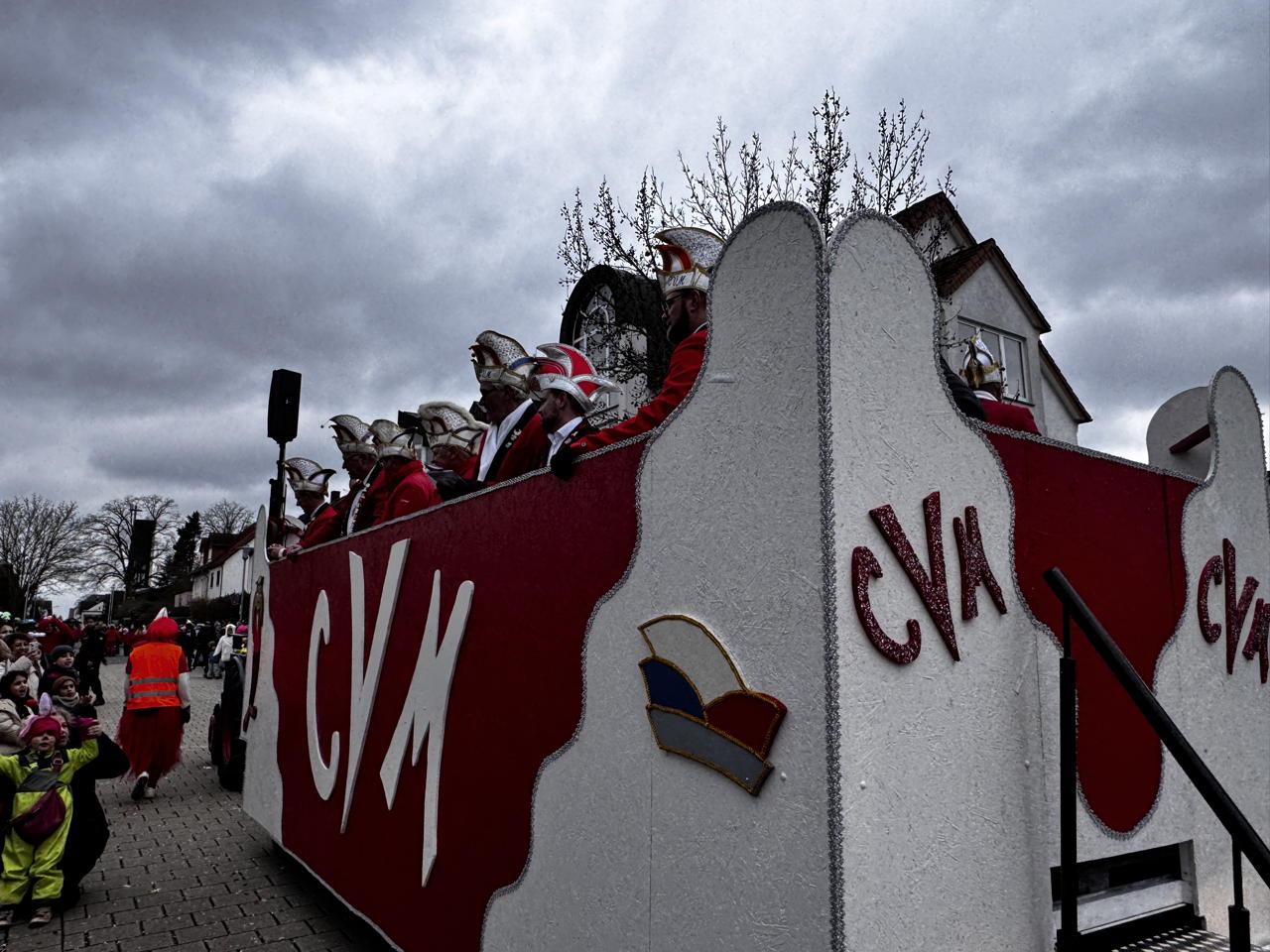 Helau Walldorfer Fastnachtsumzug närischer Lindwurm kleine und große Narren am Rathaus im Stadtteil Walldorf 2026