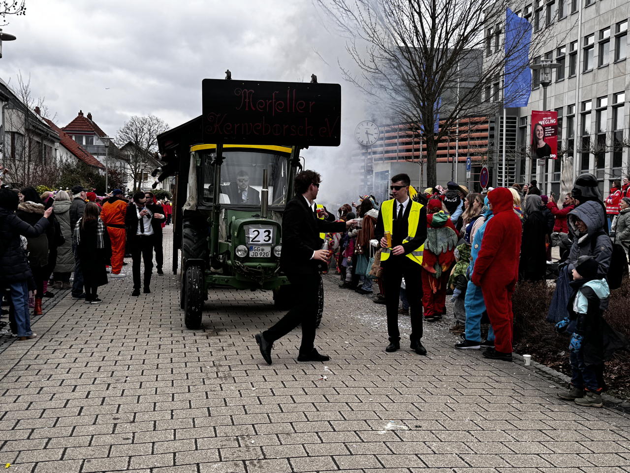 Helau Walldorfer Fastnachtsumzug närischer Lindwurm kleine und große Narren am Rathaus im Stadtteil Walldorf 2026