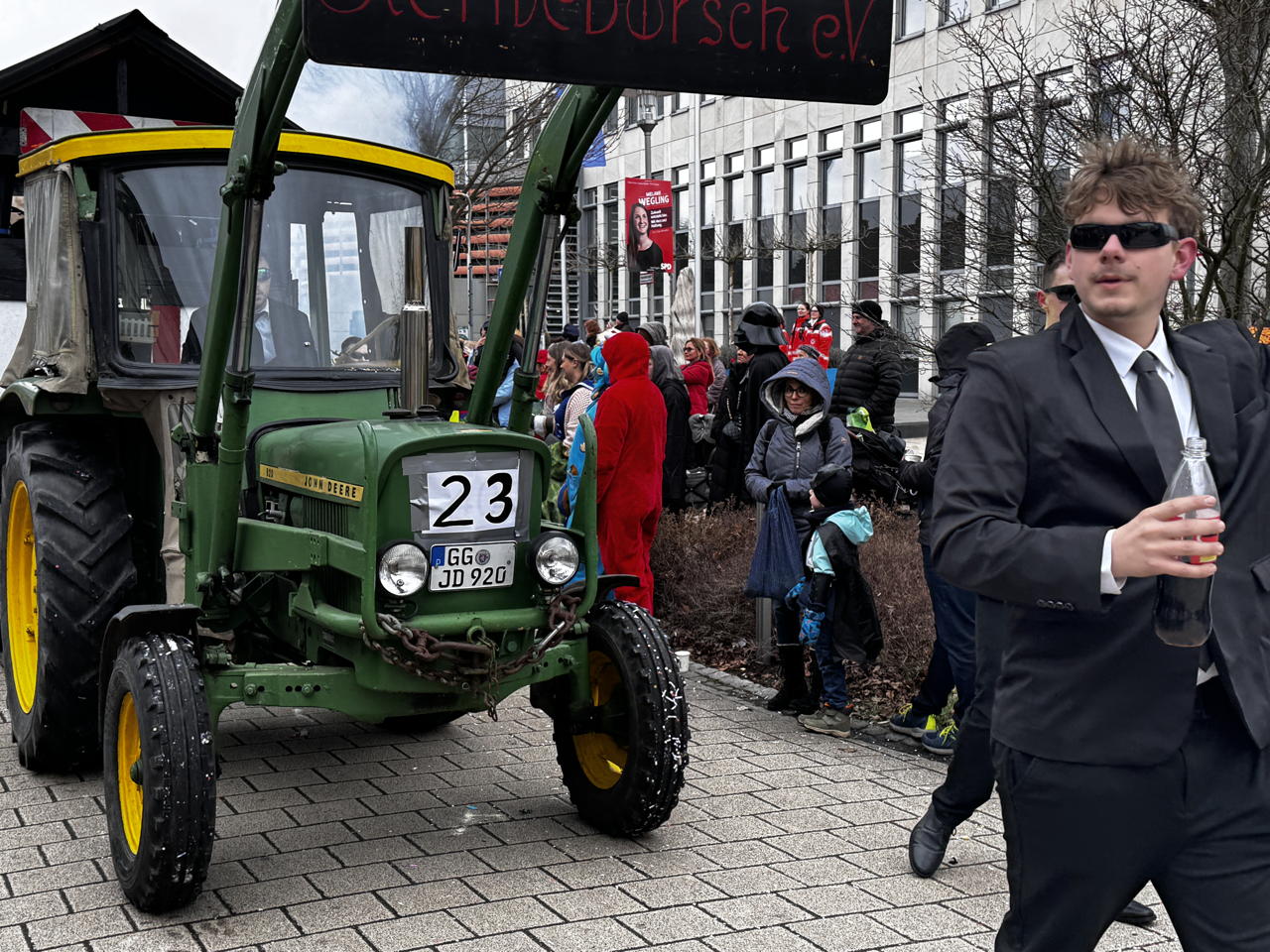 Helau Walldorfer Fastnachtsumzug närischer Lindwurm kleine und große Narren am Rathaus im Stadtteil Walldorf 2026