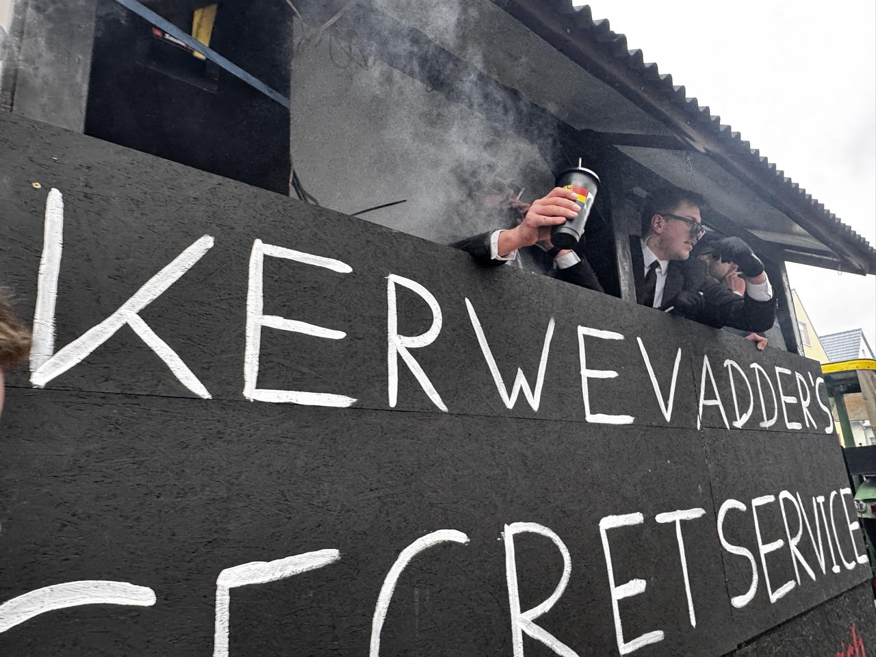 Helau Walldorfer Fastnachtsumzug närischer Lindwurm kleine und große Narren am Rathaus im Stadtteil Walldorf 2026