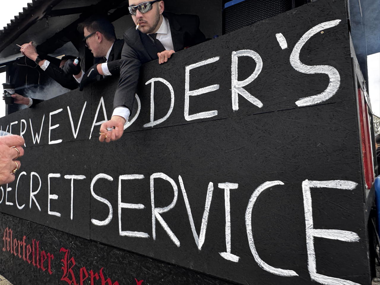 Helau Walldorfer Fastnachtsumzug närischer Lindwurm kleine und große Narren am Rathaus im Stadtteil Walldorf 2026