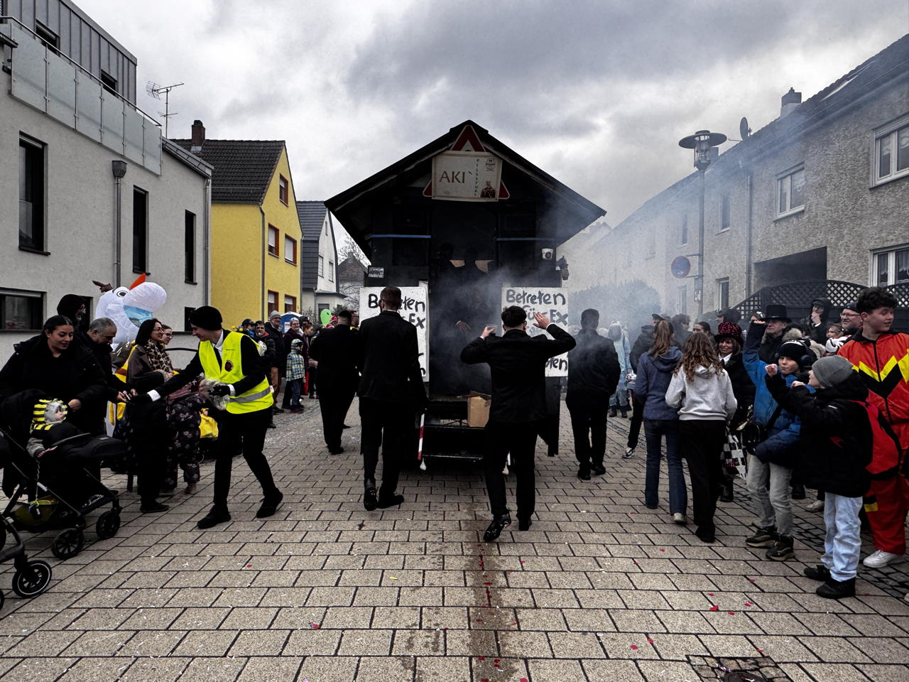 Helau Walldorfer Fastnachtsumzug närischer Lindwurm kleine und große Narren am Rathaus im Stadtteil Walldorf 2026
