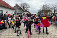 Helau Walldorfer Fastnachtsumzug närischer Lindwurm kleine und große Narren am Rathaus im Stadtteil Walldorf 2026