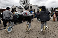 Helau Walldorfer Fastnachtsumzug närischer Lindwurm kleine und große Narren am Rathaus im Stadtteil Walldorf 2026