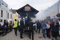 Helau Walldorfer Fastnachtsumzug närischer Lindwurm kleine und große Narren am Rathaus im Stadtteil Walldorf 2026