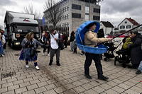 Helau Walldorfer Fastnachtsumzug närischer Lindwurm kleine und große Narren am Rathaus im Stadtteil Walldorf 2026