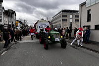 ? Helau Walldorfer Fastnachtsumzug närischer Lindwurm kleine und große Narren am Rathaus im Stadtteil Walldorf 2026