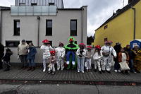 ? Helau Walldorfer Fastnachtsumzug närischer Lindwurm kleine und große Narren am Rathaus im Stadtteil Walldorf 2026