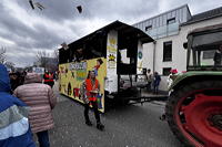 ? Helau Walldorfer Fastnachtsumzug närischer Lindwurm kleine und große Narren am Rathaus im Stadtteil Walldorf 2026