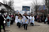 ? Helau Walldorfer Fastnachtsumzug närischer Lindwurm kleine und große Narren am Rathaus im Stadtteil Walldorf 2026