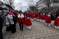 ? Helau Walldorfer Fastnachtsumzug närischer Lindwurm kleine und große Narren am Rathaus im Stadtteil Walldorf 2026
