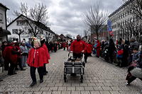 ? Helau Walldorfer Fastnachtsumzug närischer Lindwurm kleine und große Narren am Rathaus im Stadtteil Walldorf 2026